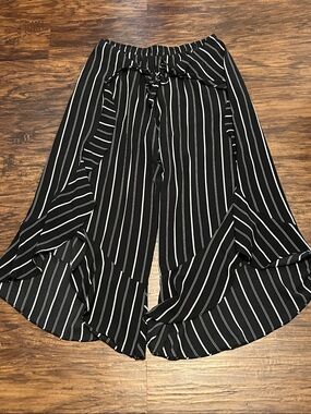 Aqua (Bloomingdale’s) Women’s Black/White Striped Split Leg Capri Pants Size LG